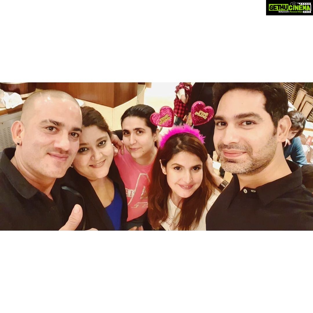 Zareen Khan Instagram - SMAAASHed it on my Birthday 🦄 #Lategram #BirthdayCelebrations @smaaash_live #KeepYourInnerChildAlive #GamingBirthday #ZareenKhan