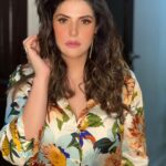 Zareen Khan Instagram – 🍀

Outfit @zara
Jewellry @minerali_store
Makeup @niccky_rajaani
Hair @manojchavan61 
Styled by @vibhutichamria
Assisted by @robybathla

#ZareenKhan