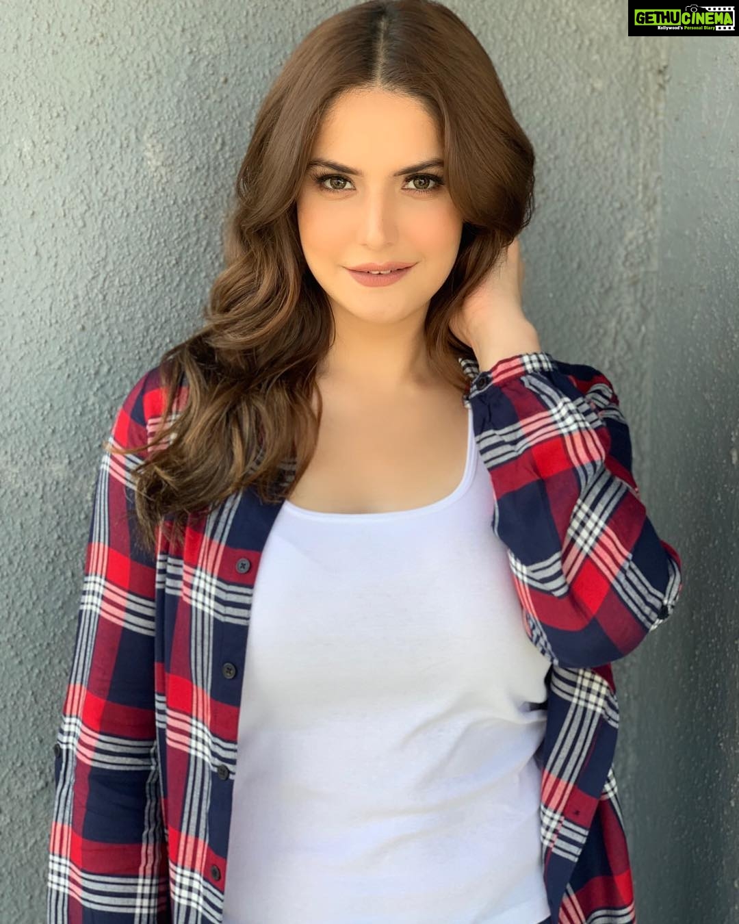 Zareen Khan Instagram - Hair & Makeup on point ! Thank u @rishabskhanna 💙 #Checks #Casuals #Denims #OOTD #ZareenKhan
