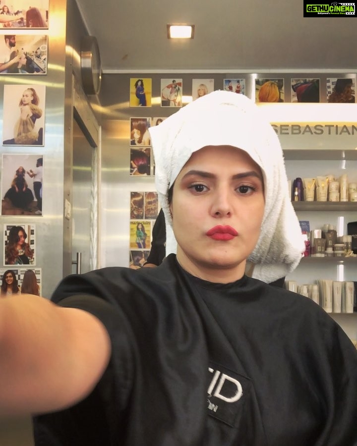 Zareen Khan Instagram - 💇🏻♀️ #HairMakeover #HairCare #TuesdayTransformation #ZareenKhan @placidsalon
