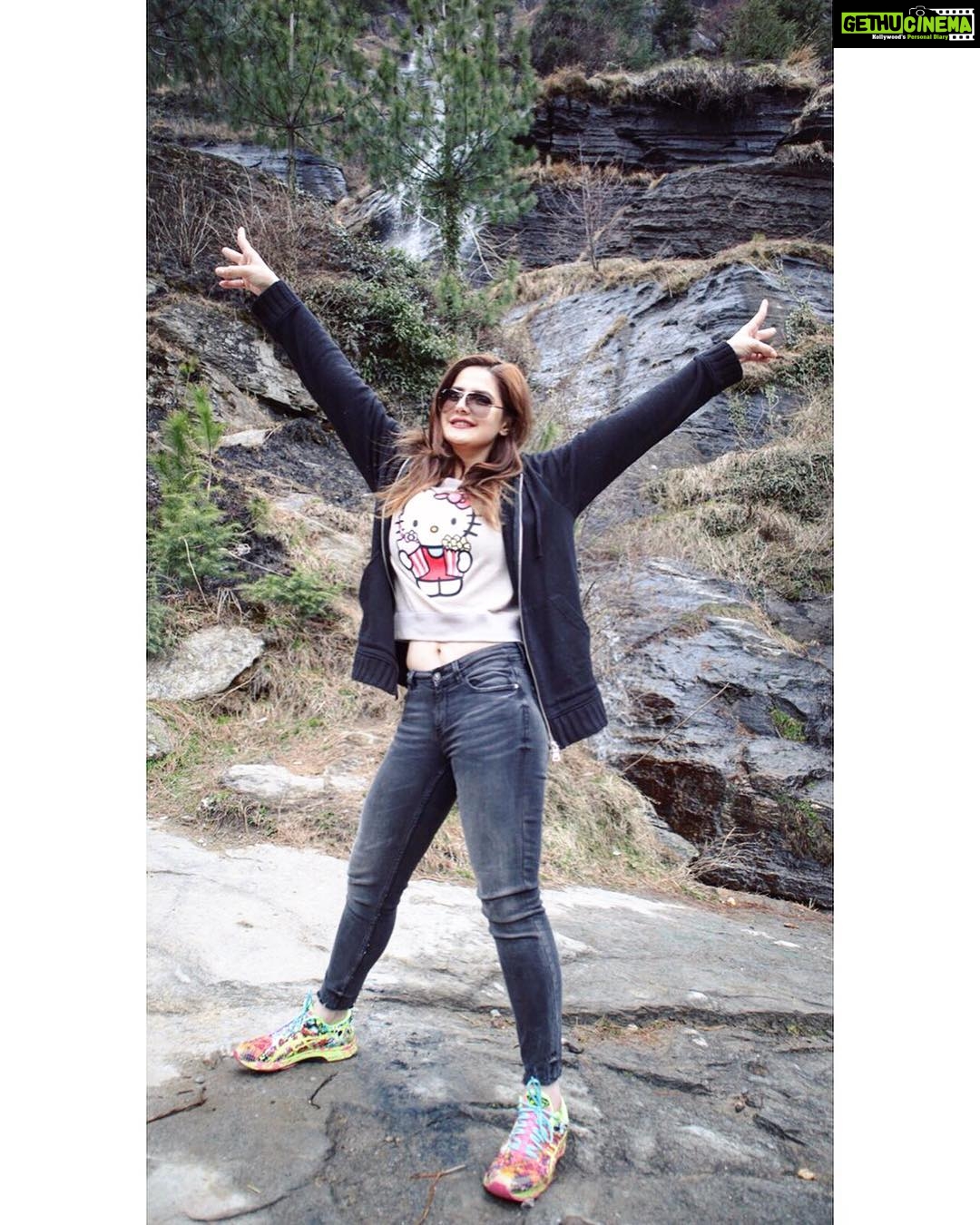 Zareen Khan Instagram - This HEART of MINE was made to TRAVEL this WORLD ! ❤️ #Manali #HimachalPradesh #IncredibleIndia #TravelWithZareen #NatureAtItsBest #NatureAddict #Wanderlust #HappyHippie #ZareenKhan