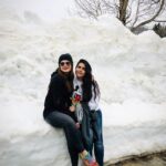 Zareen Khan Instagram - 👯‍♀️ #Snow #SnowFall #Kothi #Manali #HimachalPradesh #IncredibleIndia #TravelWithZareen #TravelDiaries #WanderLust #SisterLove #ZareenKhan