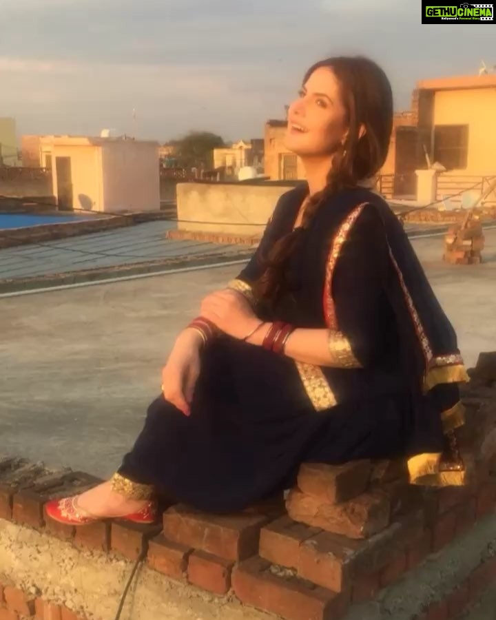 Zareen Khan Instagram - ☀️ #Daaka #FilmingNow #ComingSoon #SaddaPind #Punjab #HappySunday #ZareenKhan