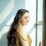 Zoya Afroz Instagram - A unique land of vibrant colours, breathtaking landscapes and rich history, India is truly unlike any other. it’s an honour for me to be INDIA on an international stage and represent this unique land from my perspective 💛🇮🇳 Makeup : @khusrofarzana Hair : @varshathapa_makeup_hair Styling : @lakhanisana Earrings : @agsjewellery Video & edit : @studiodenz Wearing : @studybyjanak