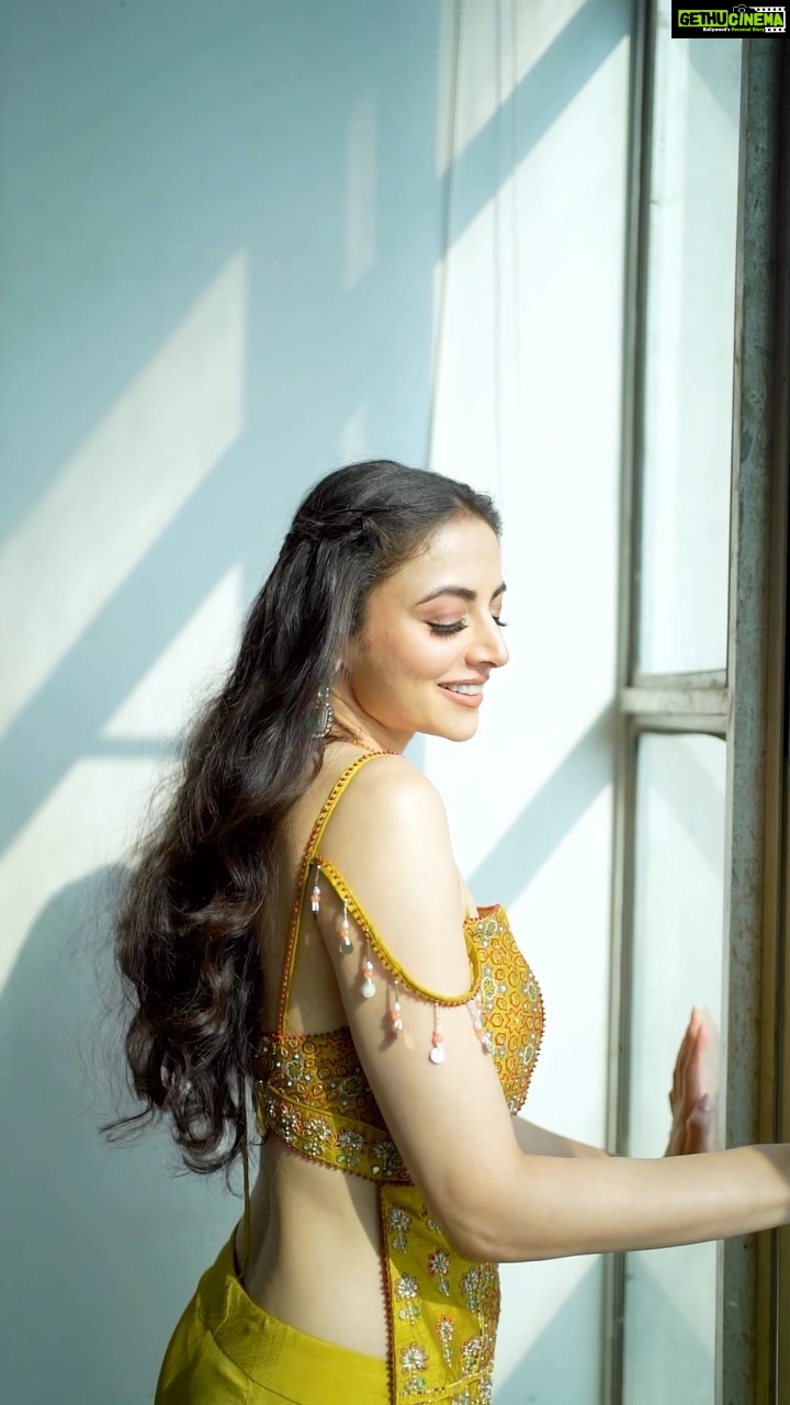 Zoya Afroz Instagram - A unique land of vibrant colours, breathtaking landscapes and rich history, India is truly unlike any other. itโs an honour for me to be INDIA on an international stage and represent this unique land from my perspective ๐๐ฎ๐ณ Makeup : @khusrofarzana Hair : @varshathapa_makeup_hair Styling : @lakhanisana Earrings : @agsjewellery Video & edit : @studiodenz Wearing : @studybyjanak