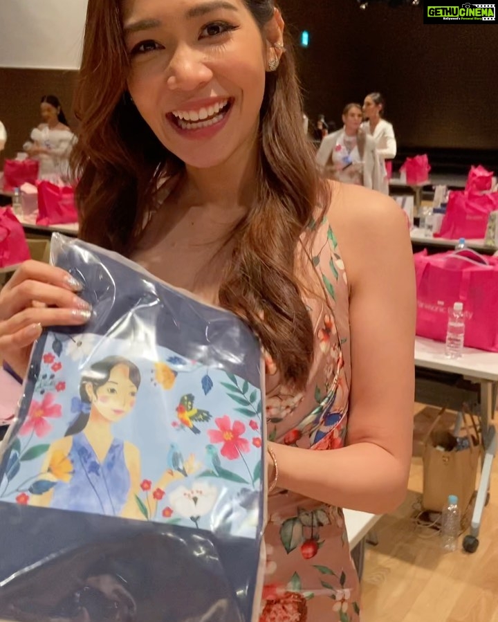 Zoya Afroz Instagram - Finally one with Queen Bint🤩 It was such a pleasure to see you in person and have our little exchange of gifts. You’re too sweet and thank you for this cute apron gift. I really love it! Hope to see you in the Indian “Jhumkas”and 👑ring soon ❤️❤️❤️❤️❤️❤️❤️❤️