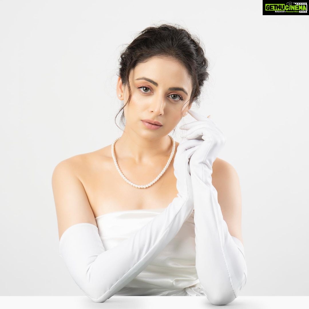 Zoya Afroz Instagram - Makeup artist : @ssk_makeupofficial Hair styling : @manishadhende Concept & Photography @priteshgawande Studio : @7irisstudio Outfit : @lets_vibewithgarimasharma Stylist : @garimashsharma assistant : @poshakhshaili
