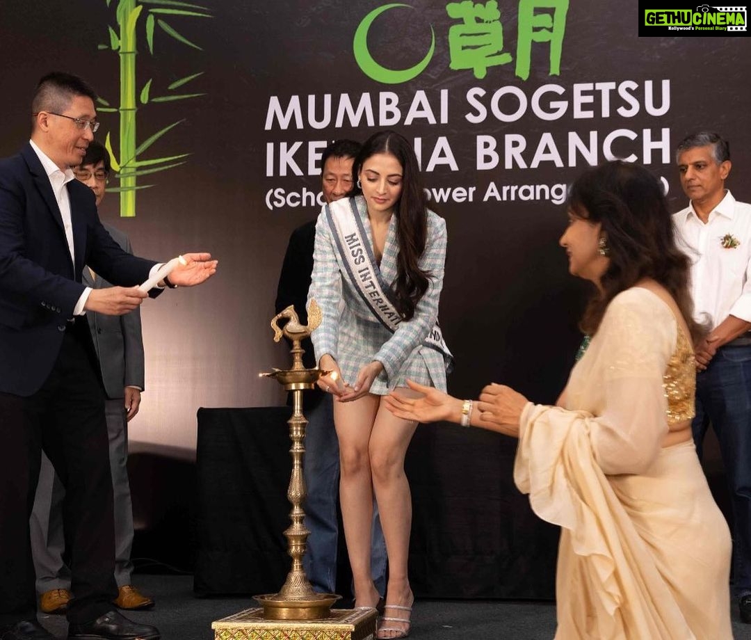 Zoya Afroz Instagram - A wonderful evening of art and culture ๐บ Thank you : Mr. Christopher Lim - Riji Sensai Dr. Fukahori Yasukata - Consul General of Japan And my ikebana sensai - @renusaraf ๐๐ผ Thank you for having me as a chief guest. It was an honour for me to be a cultural ambassador and spread this form of art. Cultural understanding definitely expands oneโs horizons. And i am grateful that I had the privilege to experience and be a part of Japans culture. This spectacular and Magical Ikebana demonstration by Cristopher Lim from Singapore was organized by Director Renu Saraf and the Mumbai Sogetsu team.