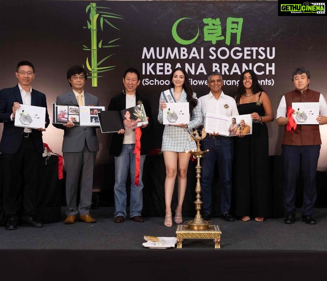 Zoya Afroz Instagram - A wonderful evening of art and culture ๐บ Thank you : Mr. Christopher Lim - Riji Sensai Dr. Fukahori Yasukata - Consul General of Japan And my ikebana sensai - @renusaraf ๐๐ผ Thank you for having me as a chief guest. It was an honour for me to be a cultural ambassador and spread this form of art. Cultural understanding definitely expands oneโs horizons. And i am grateful that I had the privilege to experience and be a part of Japans culture. This spectacular and Magical Ikebana demonstration by Cristopher Lim from Singapore was organized by Director Renu Saraf and the Mumbai Sogetsu team.
