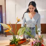 Zoya Afroz Instagram - Learning Sogetsu basic arrangements is fun. Ikebana the Japanese art of flower arrangement fills my heart with joy 🧡 🌼 This is Variation 5 slanting in Moribana and on the left is freestyle ikebana 🌸 Thank you to my teacher @renusaraf ma’am for introducing this art form to my life because this brings me so much joy I forget the world when I’m doing this. 🌼 Thank you @mumbaisogetsu for bringing such amazing workshops and teachers from The Sogetsu school to us! #ikebana #mumbaisogetsu #japan #sogetseschool #flowers #beauty