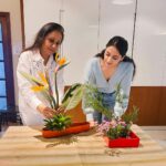 Zoya Afroz Instagram – Learning Sogetsu basic arrangements is fun. Ikebana the Japanese art of flower arrangement fills my heart with joy 🧡

🌼 This is Variation 5 slanting in Moribana and on the left is freestyle ikebana
🌸 Thank you to my teacher @renusaraf ma’am for introducing this art form to my life because this brings me so much joy I forget the world when I’m doing this.
🌼 Thank you @mumbaisogetsu for bringing such amazing workshops and teachers from The Sogetsu school to us! 

#ikebana #mumbaisogetsu #japan #sogetseschool #flowers #beauty