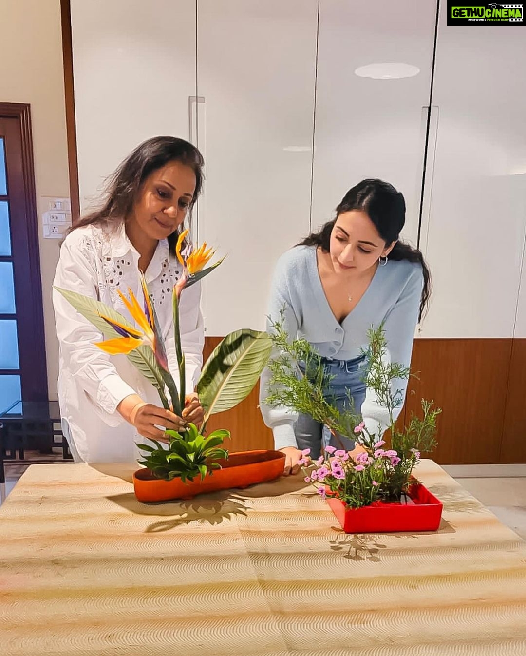 Zoya Afroz Instagram - Learning Sogetsu basic arrangements is fun. Ikebana the Japanese art of flower arrangement fills my heart with joy 🧡 🌼 This is Variation 5 slanting in Moribana and on the left is freestyle ikebana 🌸 Thank you to my teacher @renusaraf ma’am for introducing this art form to my life because this brings me so much joy I forget the world when I’m doing this. 🌼 Thank you @mumbaisogetsu for bringing such amazing workshops and teachers from The Sogetsu school to us! #ikebana #mumbaisogetsu #japan #sogetseschool #flowers #beauty