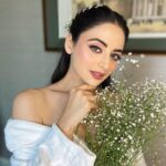 Zoya Afroz Instagram - We search for hope from afar, while the little things offer solace in dark 🌼🌼🌼 #alwaysaboutthelittlethings