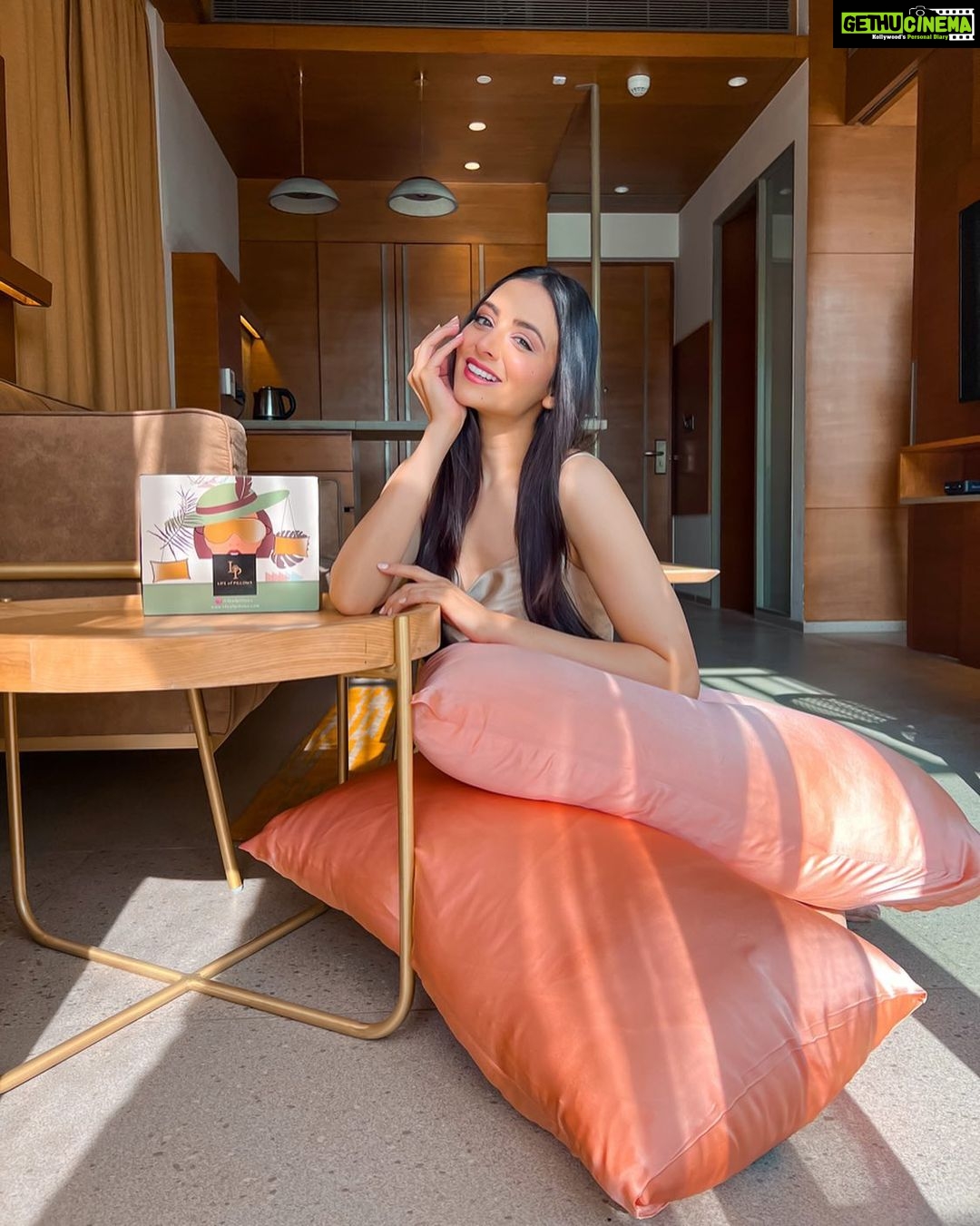 Zoya Afroz Instagram - Pure Mulberry Silk pillowcases for beautiful skin and hair by @lifeofpillows 🌺🌺🌺
