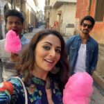 Zoya Afroz Instagram – Some BTS from #MatsyaKaand while we were waiting for the pigeon shot😉😂
Matsya Urvashi & Raju 💛💛💛