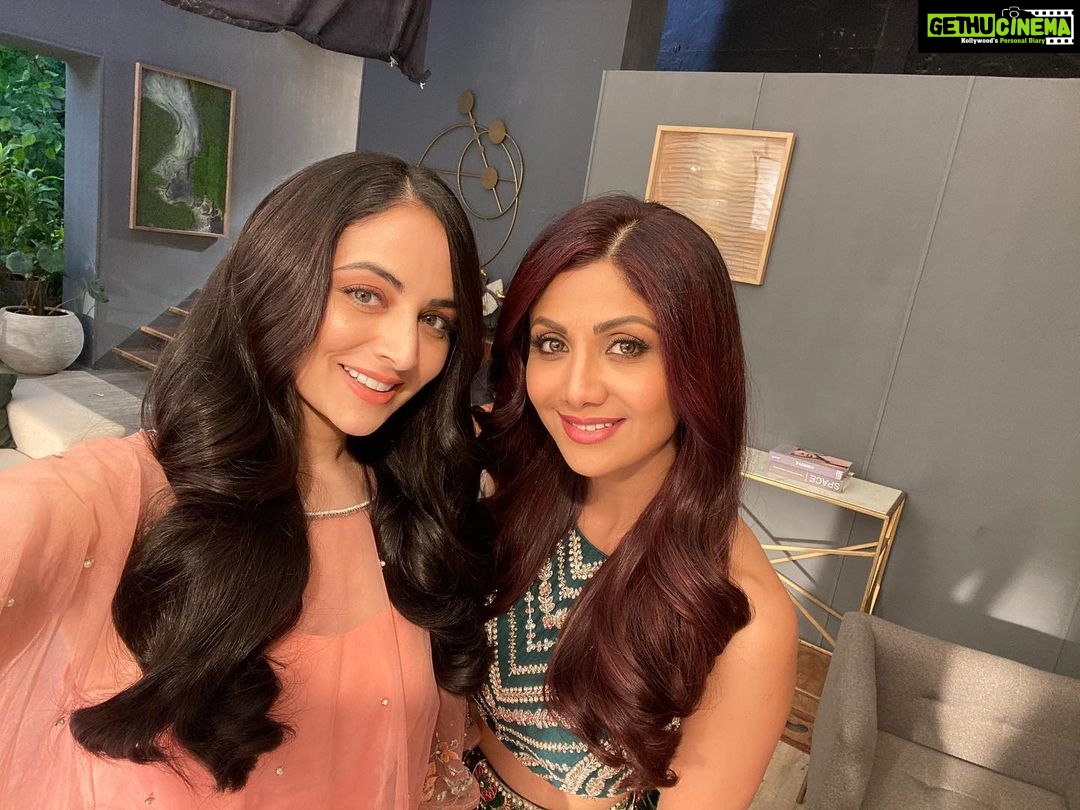 Zoya Afroz Instagram - Ab selfie pe chamkein😁✨ The selfie we finally took after so many shots of us taking selfies #behindtheshoot @theshilpashetty the shoot was super fun and chill because of you, you’re such a sweetheart ❤️