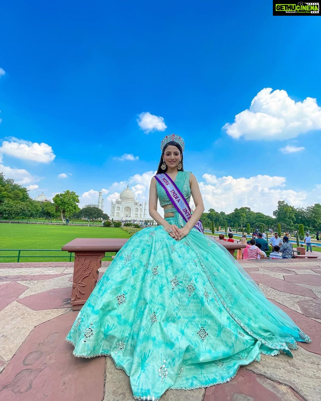 Zoya Afroz Instagram - It appears like a perfect pearl on an azure ground #tajmahal #firstwonderoftheworld . . . Wearing : @archanakochharofficial Taj Mahal