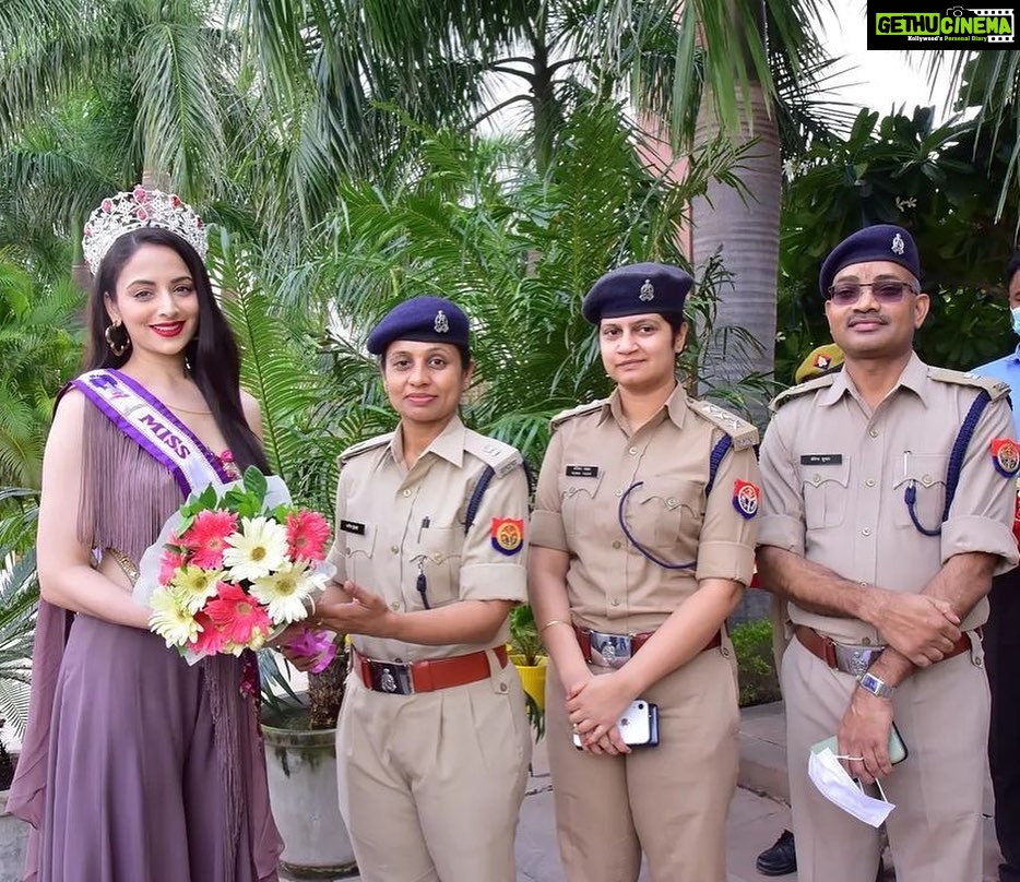 Zoya Afroz Instagram - During my homecoming I visited the The UP Police established - 24x7 Contact Center in Lucknow, called the WPL 1090 with the aim to provide opportunity to girls in UP to freely register complaints of eve-teasing or harassment. They have set up an innovative ICT based application to process and redress their complaints. 24 X 7 DEDICATED CALL CENTER FOR REDRESSAL OF HARASSMENT OF WOMEN IN UTTAR PRADESH Bravooooo ππ»ππ»ππ» Salute to UP police for this initiative! This community engagement initiative of WCSO is headed by Neera Rawat, ADG, UP Police. Such a powerful lady! Honoured to have met & be felicitated by you maβam ππΌ And as you advised I will continue to spread awareness about womenβs safety and how we all need to come together for change to happen. . . . #humforher #farqpadtahai #WCSO #womenssafety #womenempowerment #uppolice #uttarpradesh #lucknow #india @wpl1090 Women Power Line 1090