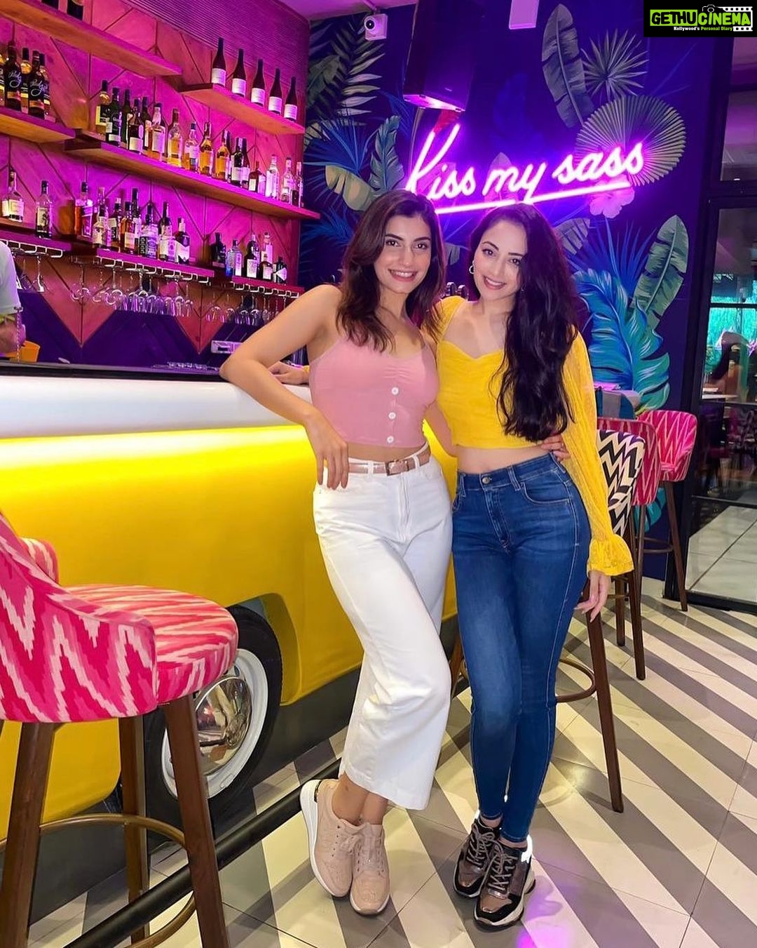 Zoya Afroz Instagram - Itβs a colourful life πππ§‘ππβ€οΈ