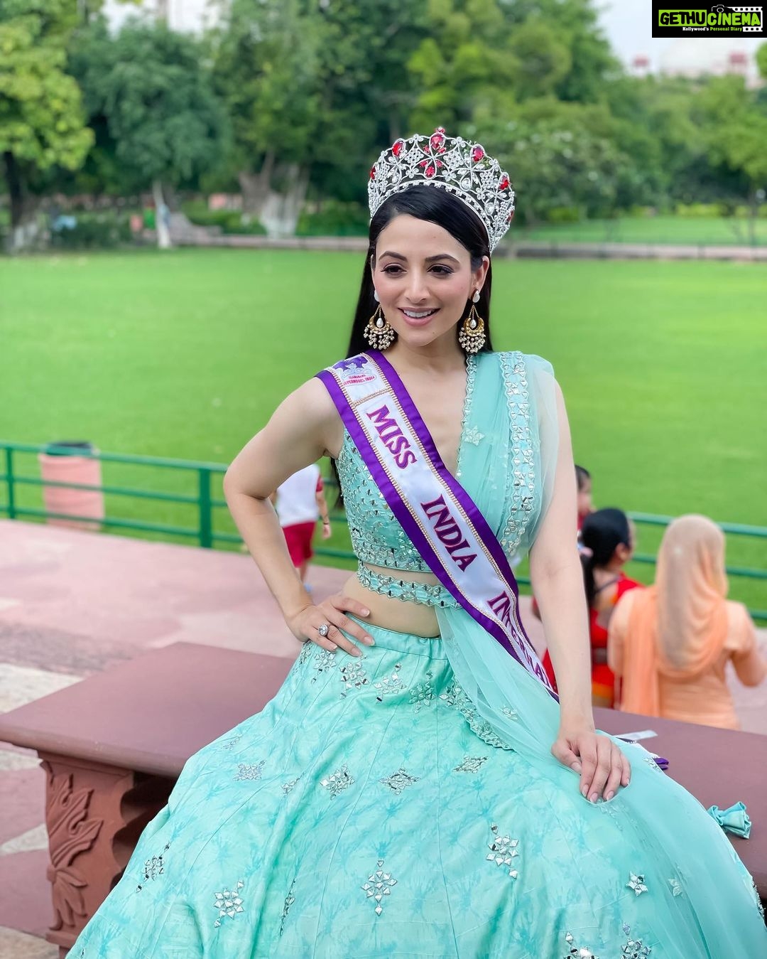 Zoya Afroz Instagram - It appears like a perfect pearl on an azure ground #tajmahal #firstwonderoftheworld . . . Wearing : @archanakochharofficial Taj Mahal