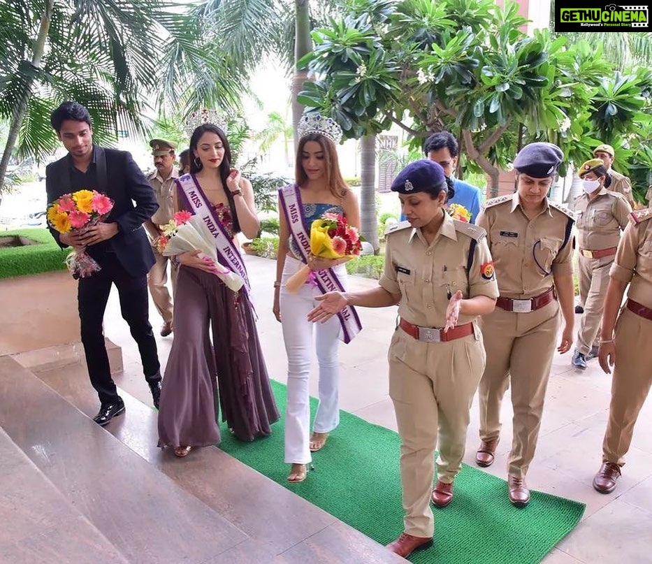 Zoya Afroz Instagram - During my homecoming I visited the The UP Police established - 24x7 Contact Center in Lucknow, called the WPL 1090 with the aim to provide opportunity to girls in UP to freely register complaints of eve-teasing or harassment. They have set up an innovative ICT based application to process and redress their complaints. 24 X 7 DEDICATED CALL CENTER FOR REDRESSAL OF HARASSMENT OF WOMEN IN UTTAR PRADESH Bravooooo ππ»ππ»ππ» Salute to UP police for this initiative! This community engagement initiative of WCSO is headed by Neera Rawat, ADG, UP Police. Such a powerful lady! Honoured to have met & be felicitated by you maβam ππΌ And as you advised I will continue to spread awareness about womenβs safety and how we all need to come together for change to happen. . . . #humforher #farqpadtahai #WCSO #womenssafety #womenempowerment #uppolice #uttarpradesh #lucknow #india @wpl1090 Women Power Line 1090