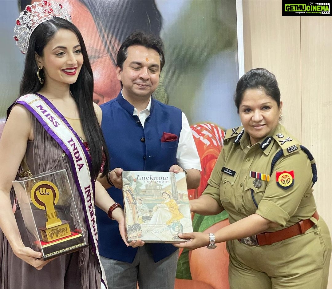 Zoya Afroz Instagram - During my homecoming I visited the The UP Police established - 24x7 Contact Center in Lucknow, called the WPL 1090 with the aim to provide opportunity to girls in UP to freely register complaints of eve-teasing or harassment. They have set up an innovative ICT based application to process and redress their complaints. 24 X 7 DEDICATED CALL CENTER FOR REDRESSAL OF HARASSMENT OF WOMEN IN UTTAR PRADESH Bravooooo ππ»ππ»ππ» Salute to UP police for this initiative! This community engagement initiative of WCSO is headed by Neera Rawat, ADG, UP Police. Such a powerful lady! Honoured to have met & be felicitated by you maβam ππΌ And as you advised I will continue to spread awareness about womenβs safety and how we all need to come together for change to happen. . . . #humforher #farqpadtahai #WCSO #womenssafety #womenempowerment #uppolice #uttarpradesh #lucknow #india @wpl1090 Women Power Line 1090
