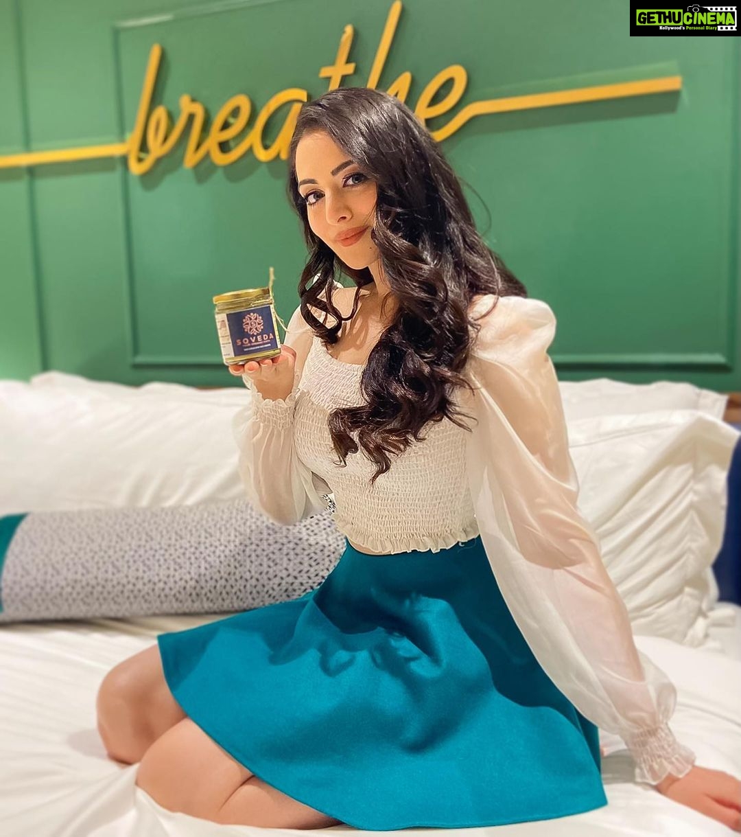 Zoya Afroz Instagram - The oats scrub with Ashwagandha for face and body by @soveda_your_organic_path . . . Oats are one of the favourite breakfast cereals But its benefits are not just limited to diet, it’s great for skin care too! Did you know oats are an excellent exfoliator and a natural toner?