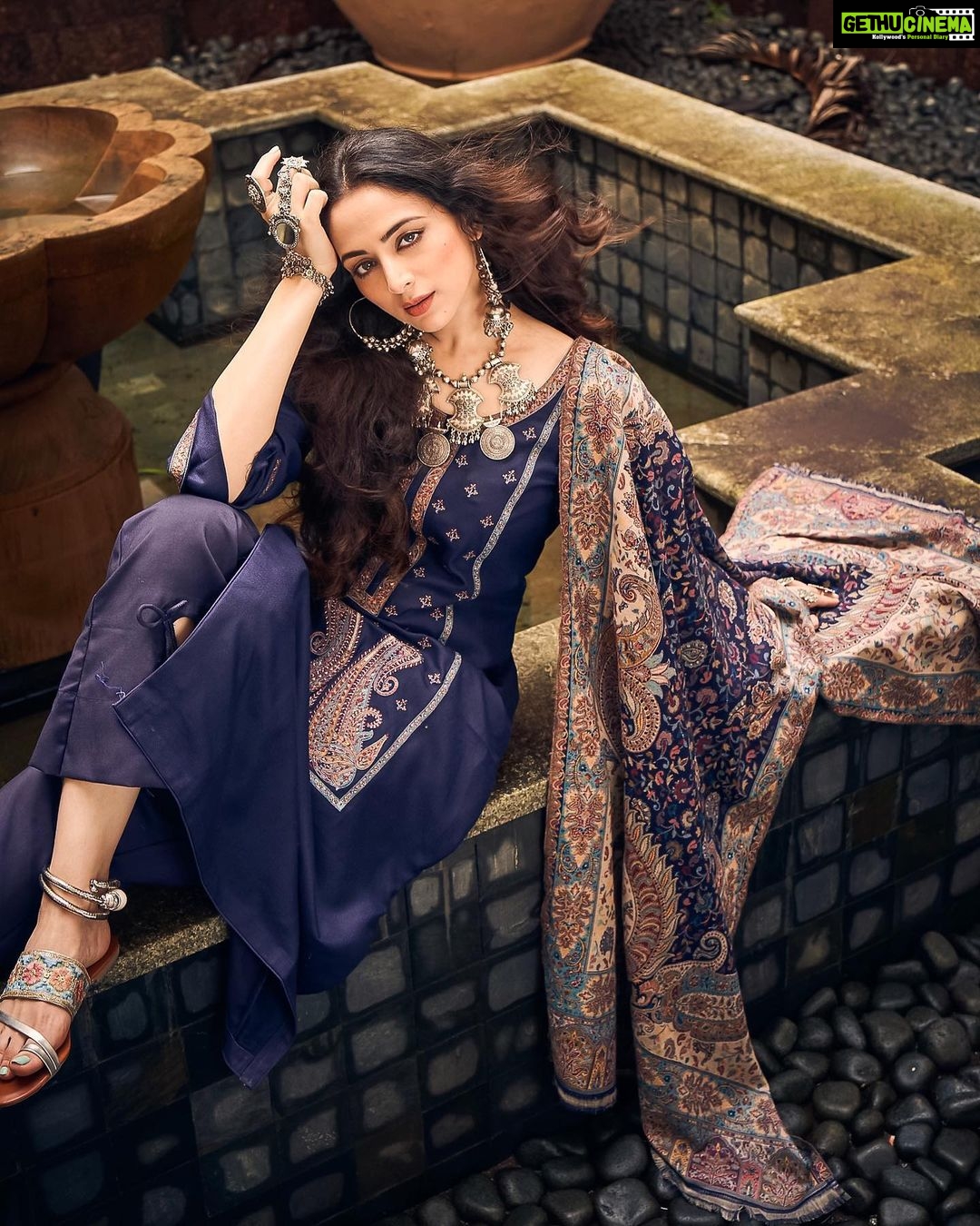 Zoya Afroz Instagram - When someone tells me to sit like a lady 🤦🏻♀️💁🏻♀️