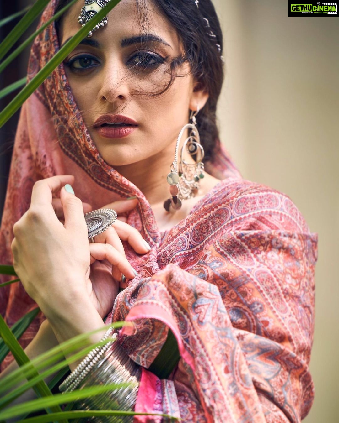 Zoya Afroz Instagram - A sunflower soul with rock and roll eyes, curious thoughts and a heart of surprise 🌸