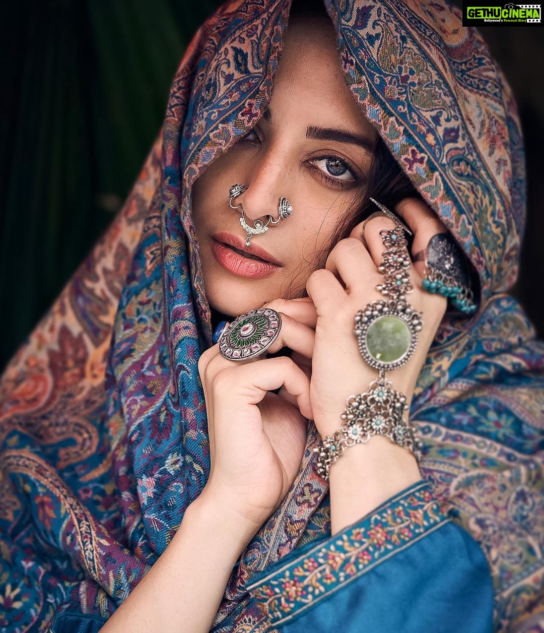 Zoya Afroz Instagram - ЁЯеАрдирдЬрд╝рд░реЗрдВ рд╕рдм рдмрддрд╛ рджреЗ рдЬрд╛рддреАрдВ рд╣реИрдВ рд╣рд╕рд░рддреЗрдВ рднреА рдирдлрд░рддреЗрдВ рднреА ЁЯНВ . . . @belinnimanagement @adzione Creative director @nishankswami Styling @lakhanisana Makeup @unaid_ansari