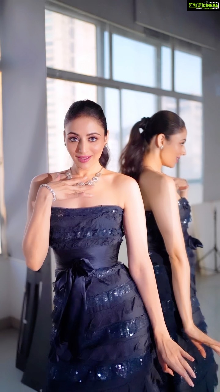 Zoya Afroz Instagram - On a lighter note, bet I made you look💖😉 Blue gown : @priakataariapuri White & black gown : @studybyjanak @vandymehra Makeup : @khusrofarzana Hair : @daksh_hairguru @varshathapa_makeup_hair Jwellery by : @agsjewellery Styled by : @lakhanisana