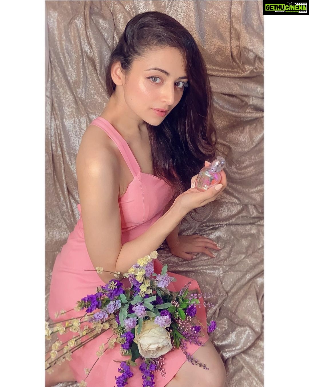 Zoya Afroz Instagram - 🌸Profusion of flowers revealing colorful shades and spreading an addictive trail 🌸@ferragamo #flowerful @beautyconcepts_india #amoferragamo #ferragamoperfumes #fragrance #salvatoreferragamo #luxuryblogger #beauty #indiabeautyblogger #indialifestyleinfluencer
