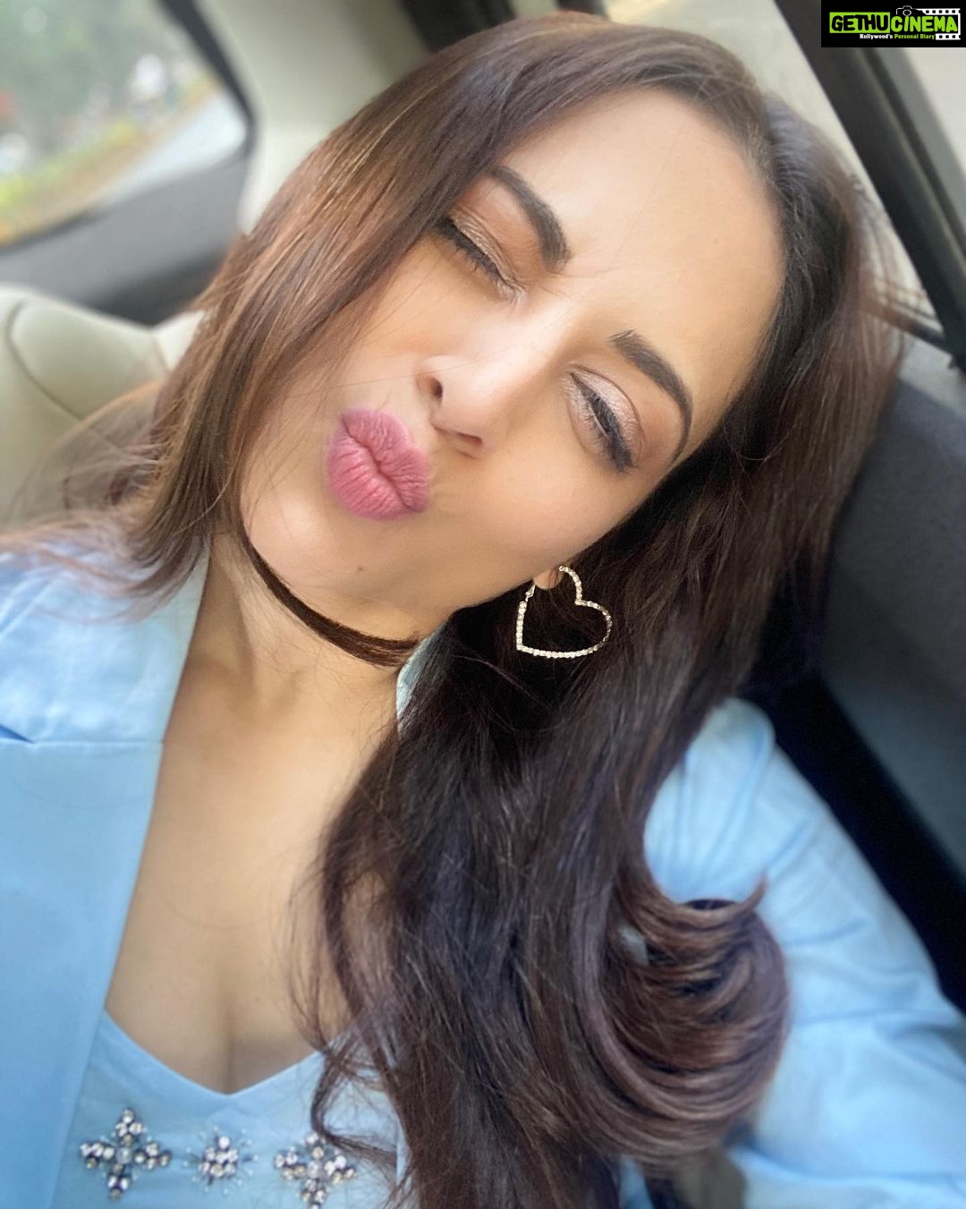 Zoya Afroz Instagram - Can’t choose won’t choose 🌈✨⛈