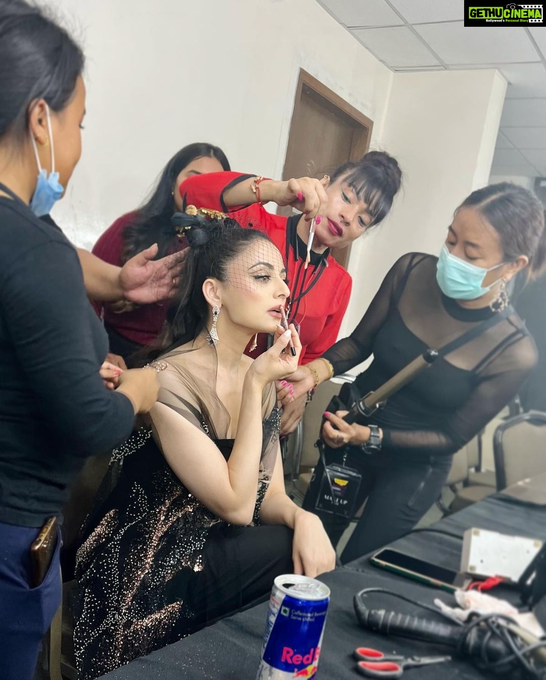 Zoya Afroz Instagram - Backstage madness ⚡️⚡️⚡️ Showstopper for my fav @priakataariapuri for #banglorefashionweek