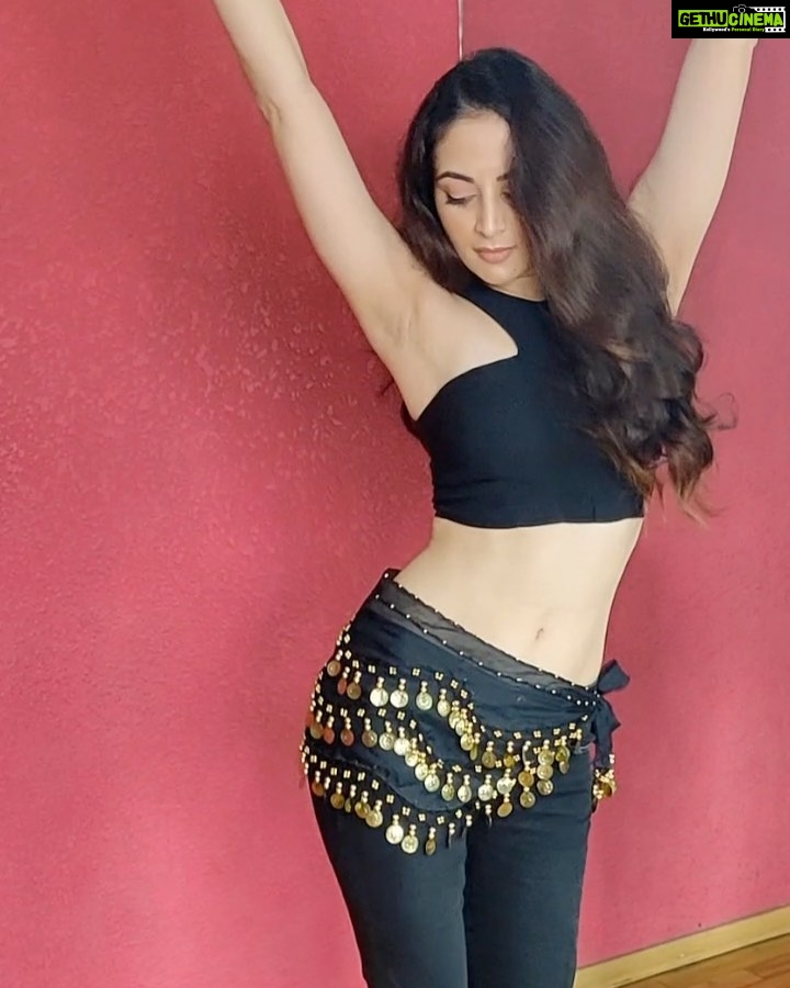 Zoya Afroz Instagram - Shakira is my belly dance teacher. I mean The Shakira 😬💃🏻💃🏻 #bellydance #shakira #hipsdontlie #dance #whattodoinquarantine @shakira