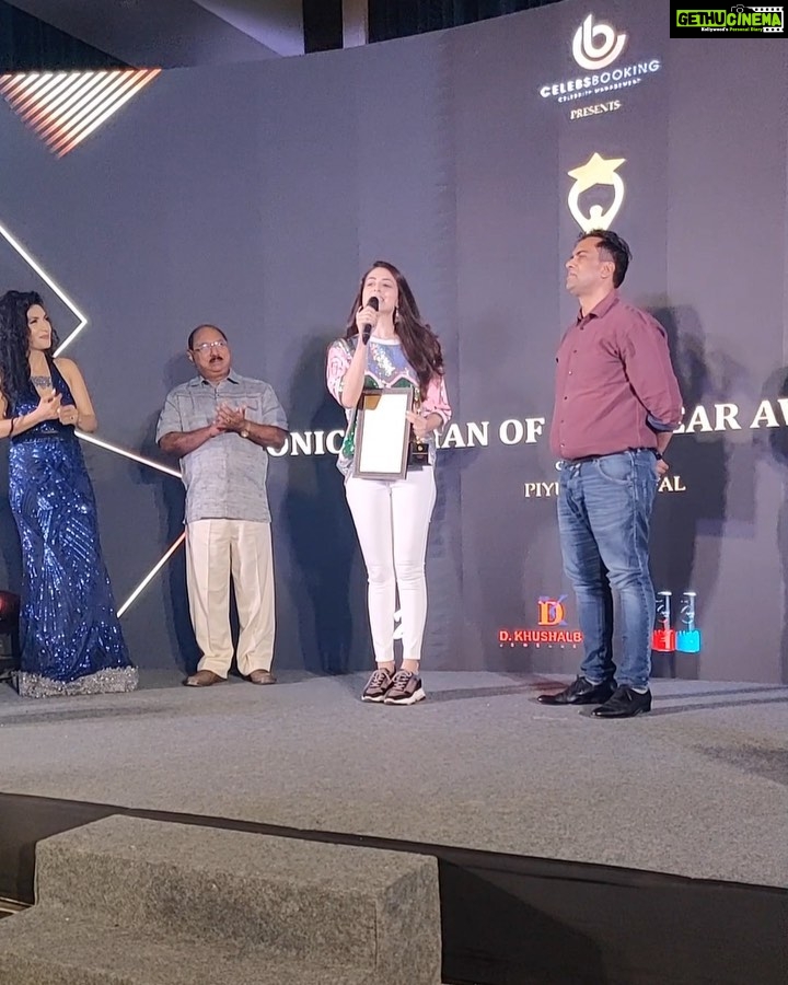 Zoya Afroz Instagram - They say women should be pretty... well....🤷🏻♀️ #aboutlastnight #womensday #iconicwomenofyearawards2020 @habitatforhumanity