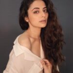 Zoya Afroz Instagram – तुम समुंदर की बात करते हो, लोग आँखों में डूब जाते हैं 🥀