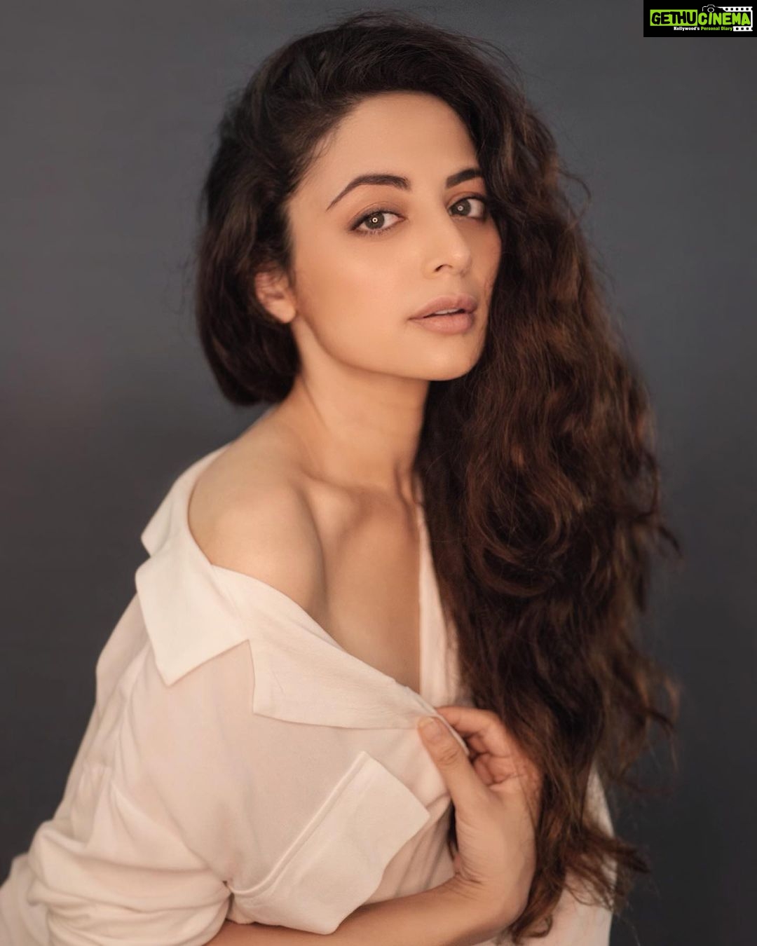 Zoya Afroz Instagram - तुम समुंदर की बात करते हो, लोग आँखों में डूब जाते हैं 🥀