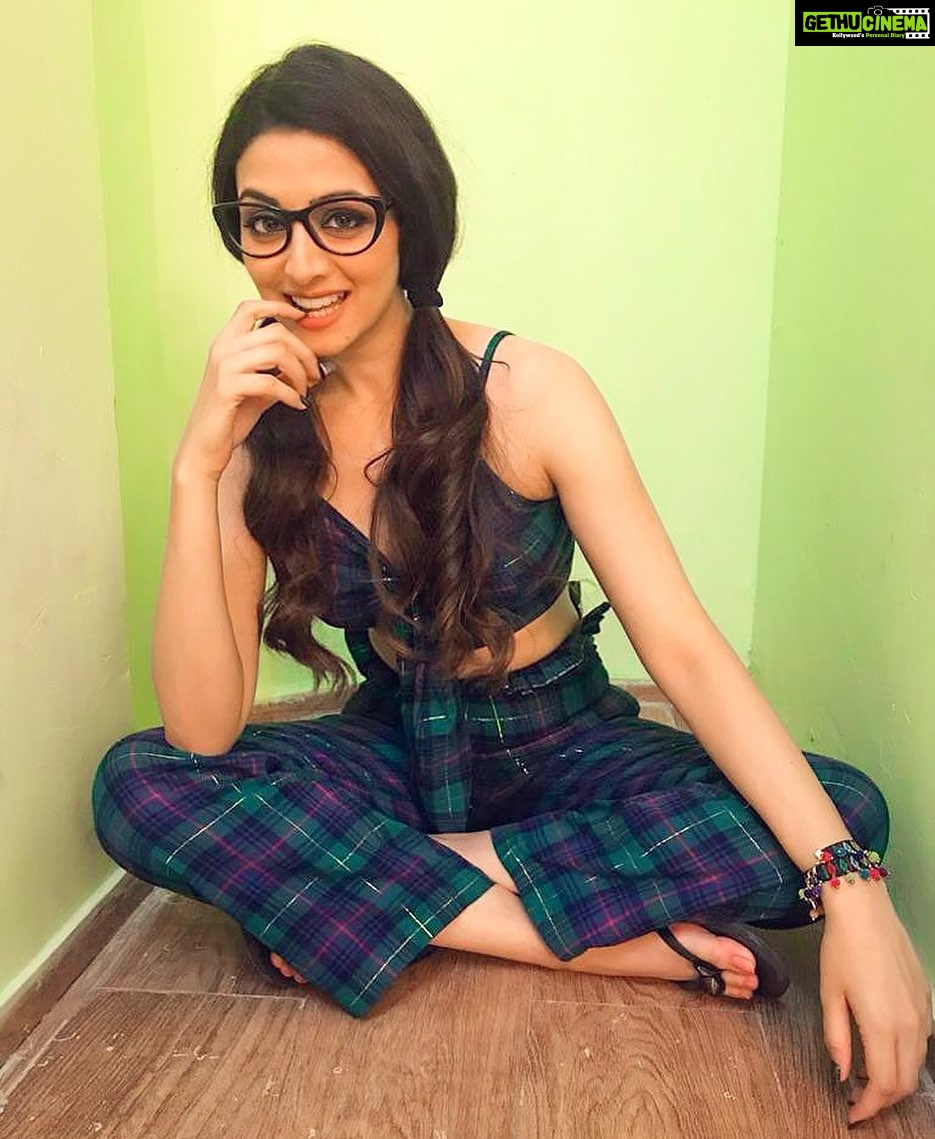 Zoya Afroz Instagram - A sass a day keeps the basics away ๐๐ปโโ๏ธ๐๐ฆโ๏ธ๐ฎโจ๐โ๏ธ๐๐๐๐๐ #happyfriendshipday #happysunday @flipkart #flipkartfashion #nerdygirl #fashioninspiration Mumbai, Maharashtra