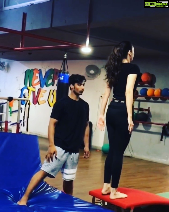 Zoya Afroz Instagram - Getting there ✌🏻 #gymnastics #backflip @rahulsuryavanshi27