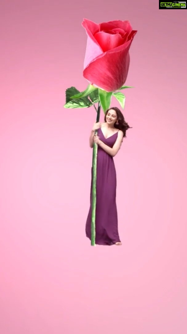 Zoya Afroz Instagram - Dress to impress on your date night! Meet Zoya Afroz - Your new fashion stylist! #flipcartfashion @flipkart @firstpost @zoyaafroz @rashmi.singhh @makeupbyjanak @reelsanddreams #fashion #datenight #cutedress #fashioninspiration #dressingstyle