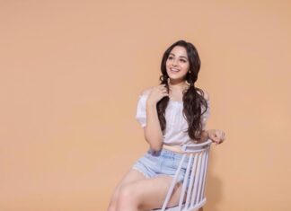 Zoya Afroz Instagram - If I ever let my head down it will be just to admire my shoes 👠😝 @stevemaddenindia #stevesquad #gensteve HMUA : @huedidthis ✨
