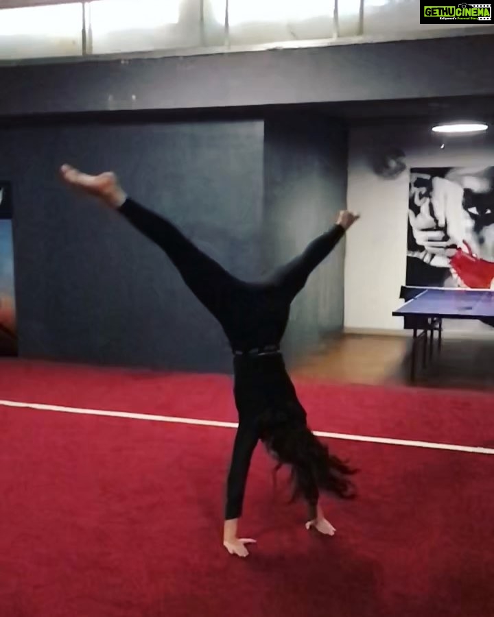 Zoya Afroz Instagram - π€Έπ»ββοΈπ€Έπ»ββοΈπ€Έπ»ββοΈ . . . #cartwheel #gymnastics