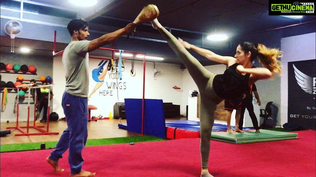 Zoya Afroz Instagram - There is no chance, no destiny, no fate, that can hinder or control the firm resolve of a determined soul 👊🏻 #sundaymotivation #gymnastics #mma #fighter #kicksonfire #kickboxinggirl