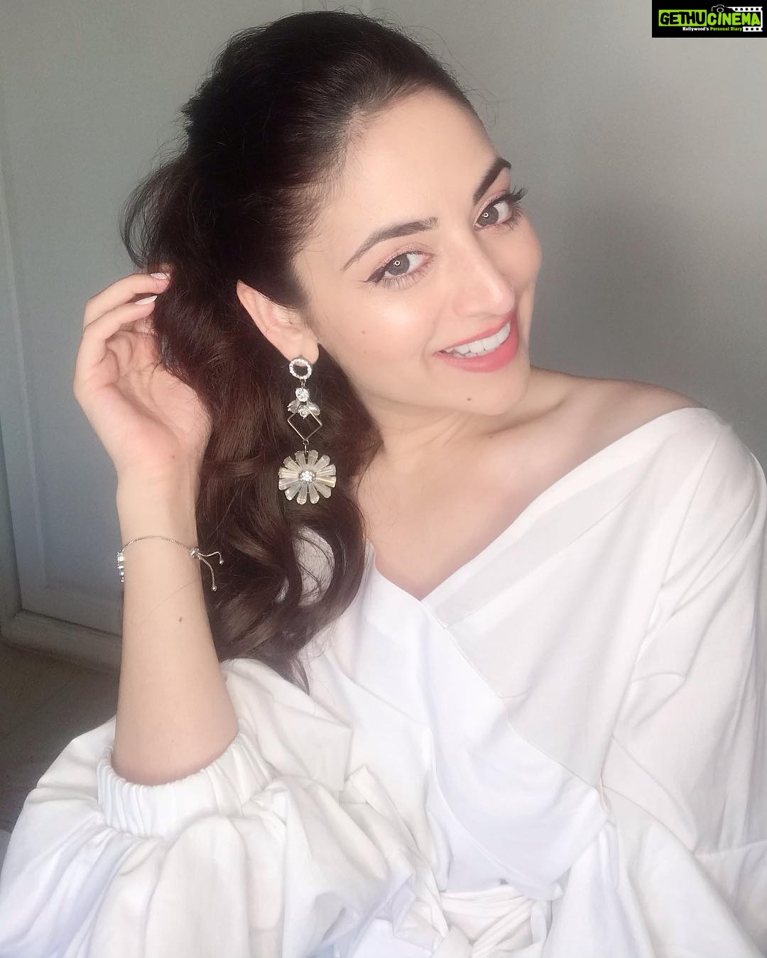 Zoya Afroz Instagram - Silently judging you 😂✌🏻 P.S. wearing @swishbossofficial