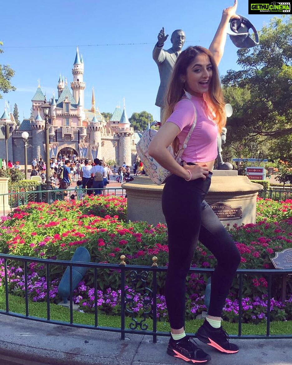 Zoya Afroz Instagram - #disneyland #california #losangeles #bestdayever #yassss #instagood #whatalovelyplacetobe Disneyland, Los Angeles, California