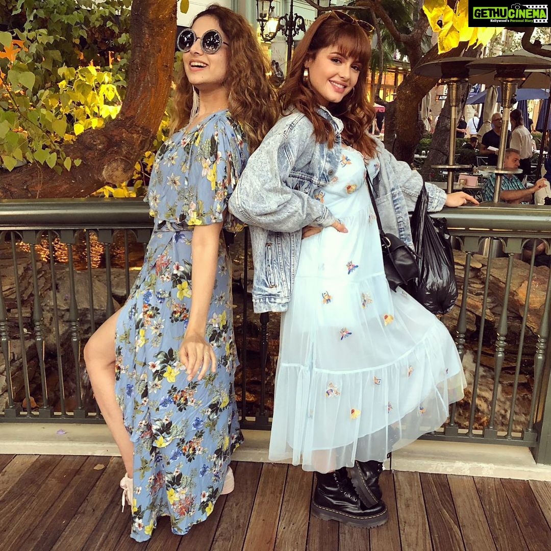 Zoya Afroz Instagram - Drama drama and more dramaaa 💁🏻♀️ #girlsjustwannahavefun #twinning The Grove