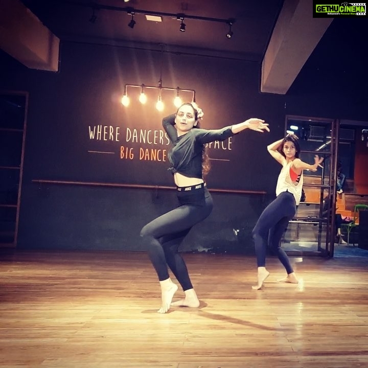 Zoya Afroz Instagram - #theusualgrind #inaakhonkimasti #dance #rehersal 💃🏻💃🏻💃🏻 @svetanakanwar
