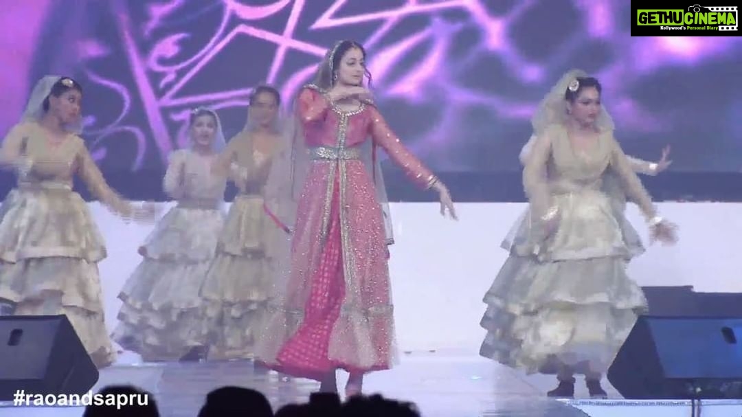 Zoya Afroz Instagram - Part -2 . I truly enjoyed performing this one at Ziryab Musiqa festival in Malaysia. Curated and directed by the very talented Radhika Rao & Vinay Sapru @sapruandrao #deewanimastani #dance #performance #indian #lovefordance #ziryabmusiqa2017 Kuala Lumpur, Malaysia