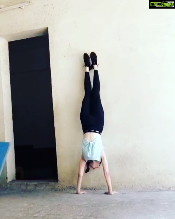 Zoya Afroz Instagram - Each day is an opportunity to learn something new 🤸♀️#handstand #gymnastics #motivation #noexcuses #fitness #goals